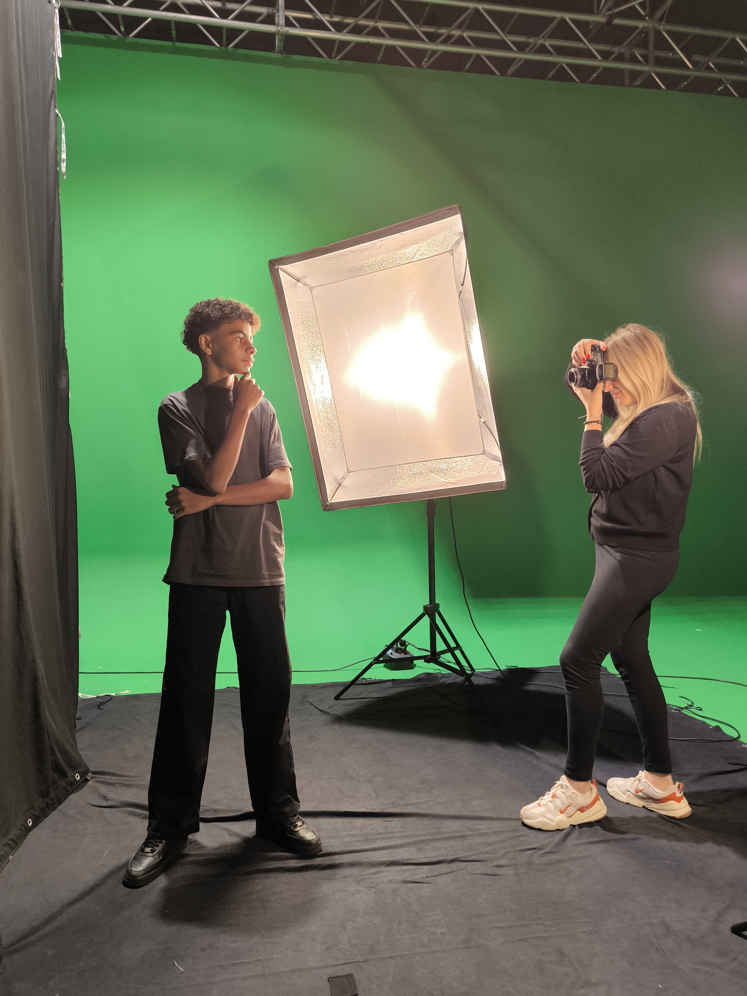 DIETRO LE QUINTE DI HYBRID STUDIO: UN VIAGGIO CREATIVO TRA FOTOGRAFIA E CINEMA